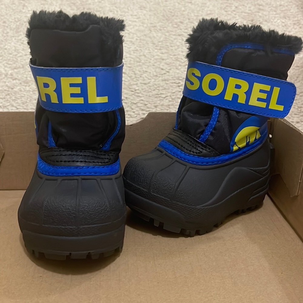 NIB, never worn Sorel baby/toddler snow commander boots size 4.